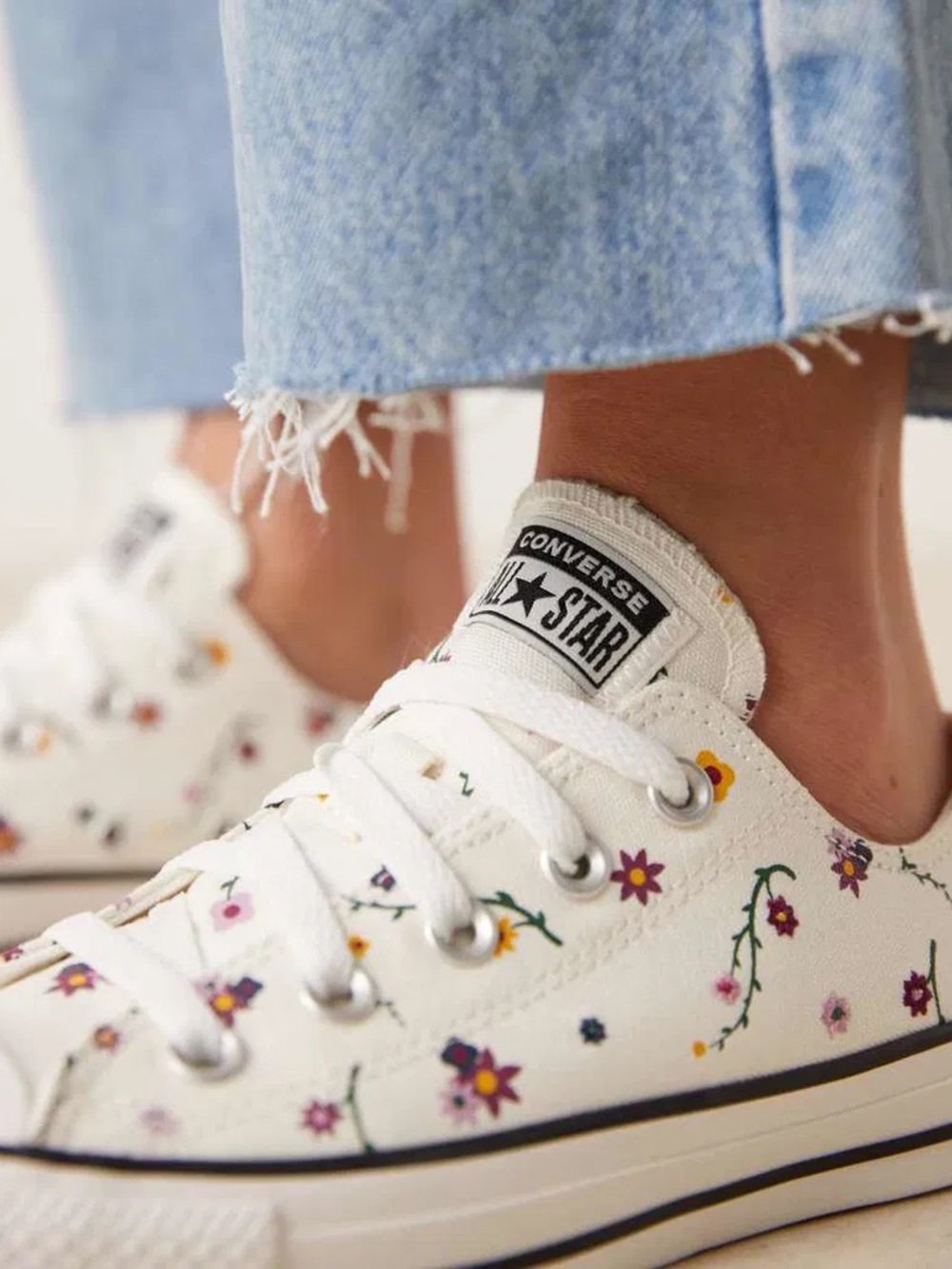 White Floral Low-Top Converse All Stars embroidered Sneakers size 8 women’s